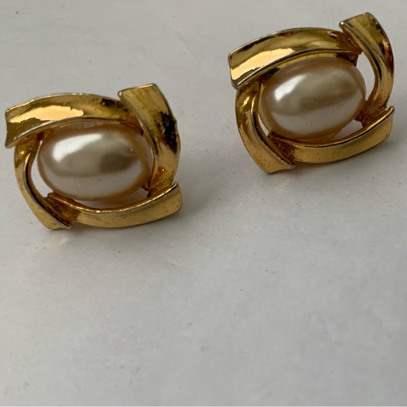 🔴 Vintage 60’s Faux White Pearl & Gold-tone Pierced Earrings Costume Jewelry 1” - Picture 4 of 10